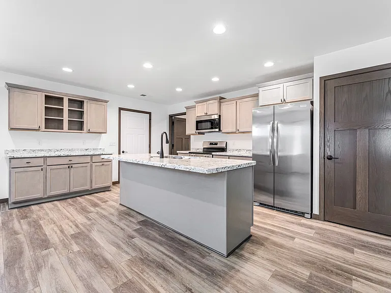 705 Stelting St — Photo 2