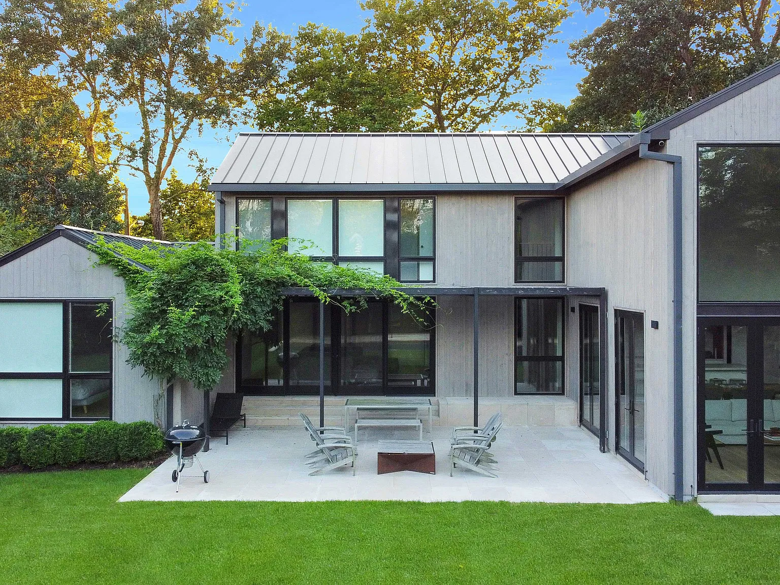 Amagansett Lanes South of the Highway - New Modern Construction — Photo 4