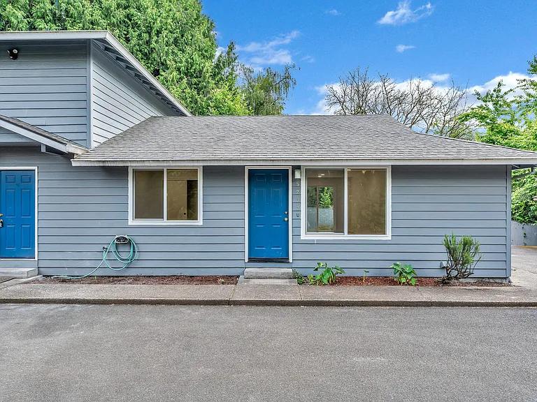 5210-5232 SE Rinearson Rd — Photo 1