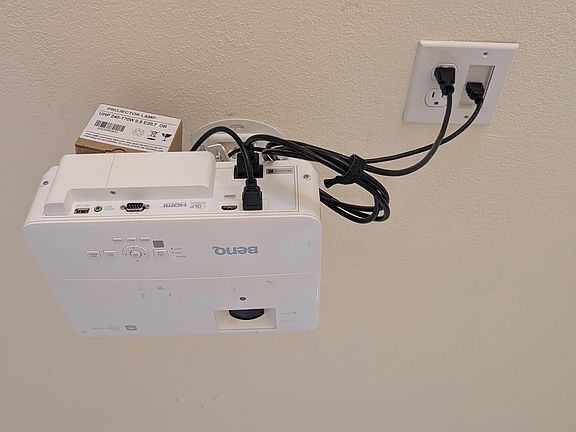 Benq 4k Gaming capable projector with extra lightbulb