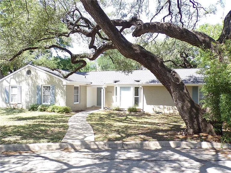 1704 Emilie Ln — Photo 1