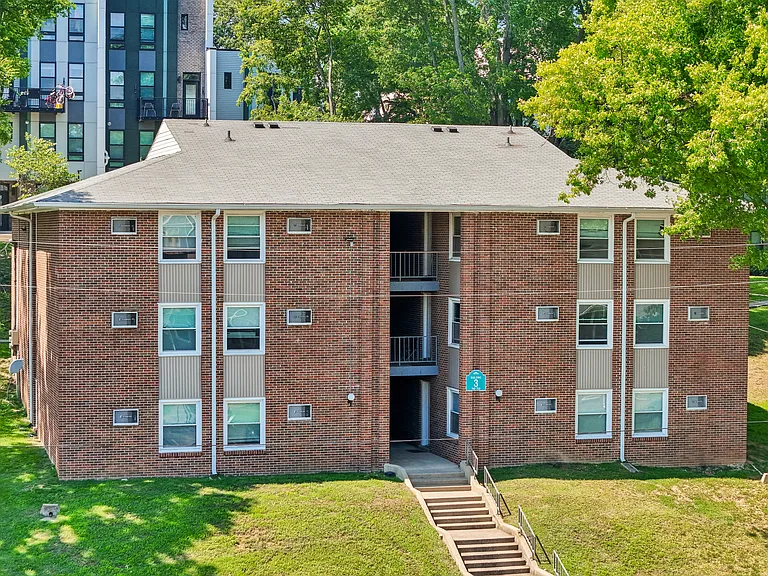 Roberts Park Apartments — Photo 39