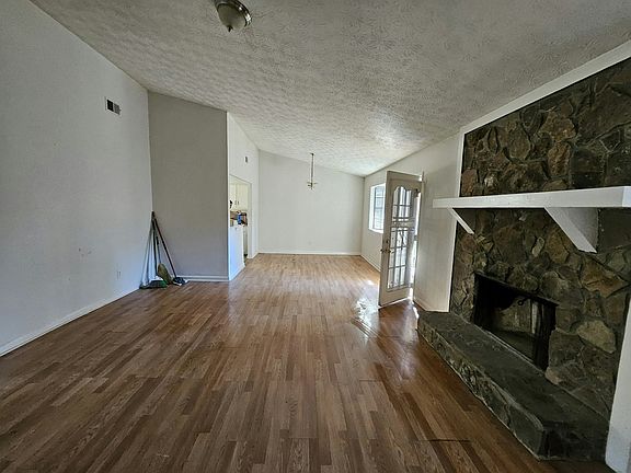 4th image of 300 Martin Dr