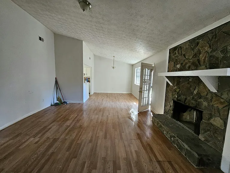300 Martin Dr — Photo 4