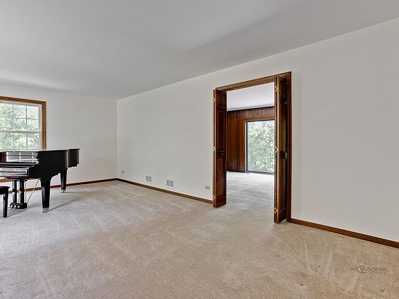 3rd image of 350 Brampton Ln