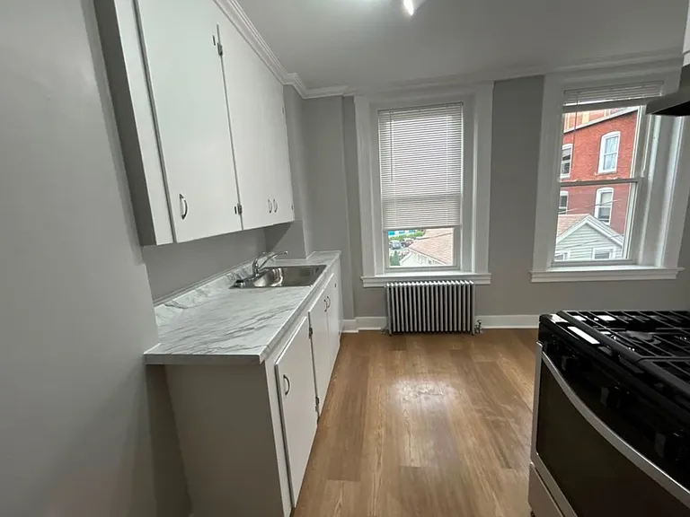 40 Pearl St — Photo 7