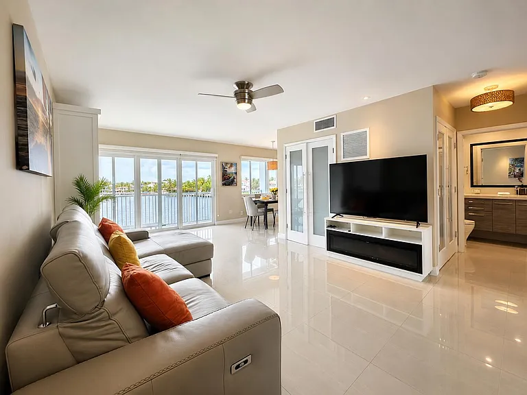 1201 S Riverside Dr #307 — Photo 1