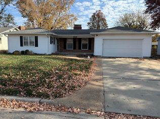 1328 S Ravenal Ave, Marshall, MO 65340