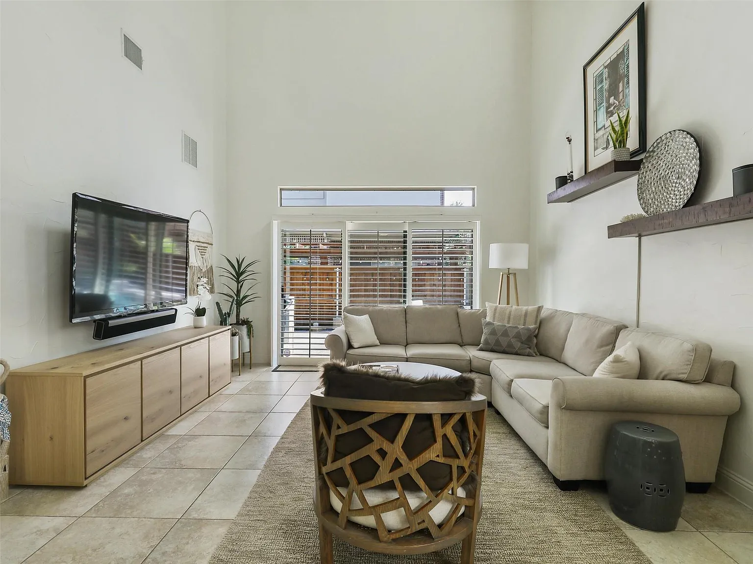 3 bed, 2339 sqft, $3,400 — Photo 3