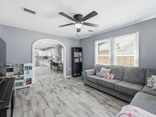 9330 E Avenue L, Houston, TX 77012