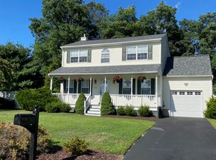 17 Old Manor Rd, Eastport, NY 11941