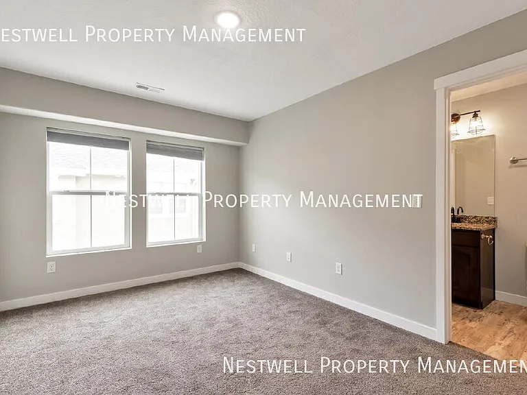 323 N 725 E — Photo 11