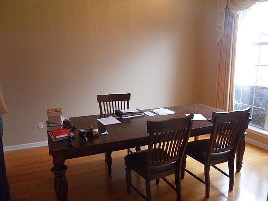 4th image of 909 W Pointe Dr