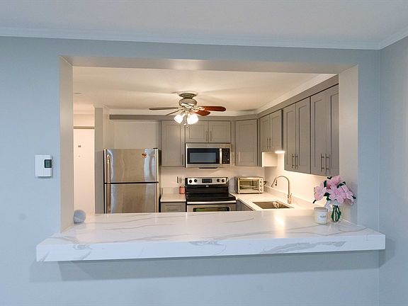 4th image of 45 Oval Rd APT 8