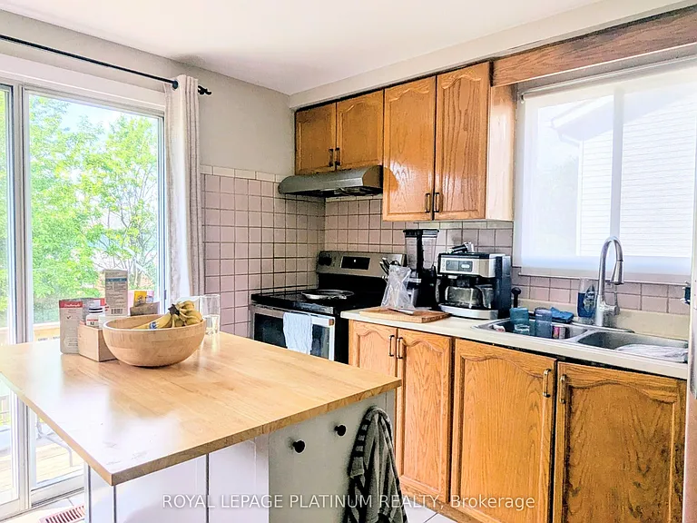 630 Pinerow Cres — Photo 23