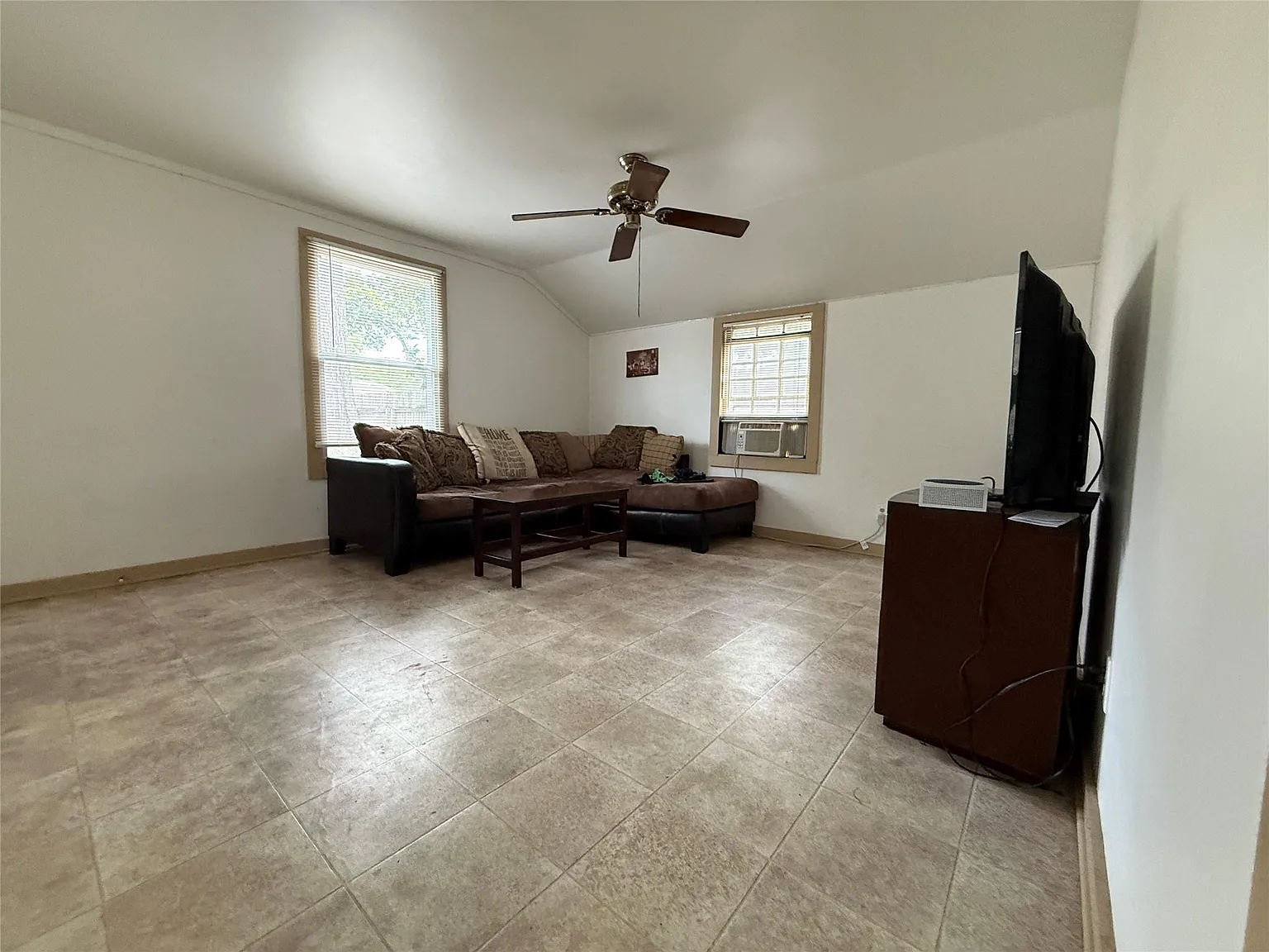 1 bed, 1.0 bath, 2502 sqft, $1,000 — Photo 3