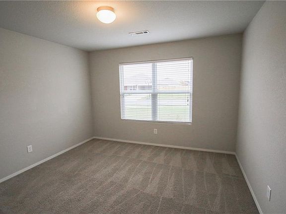 5th image of 868 NW Evans Cir