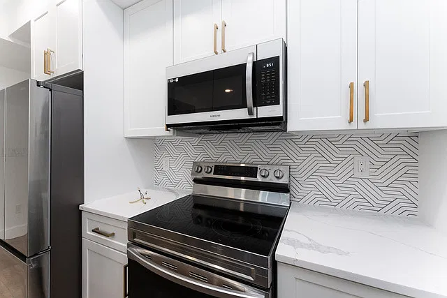 3 bed, $3,900 — Photo 2
