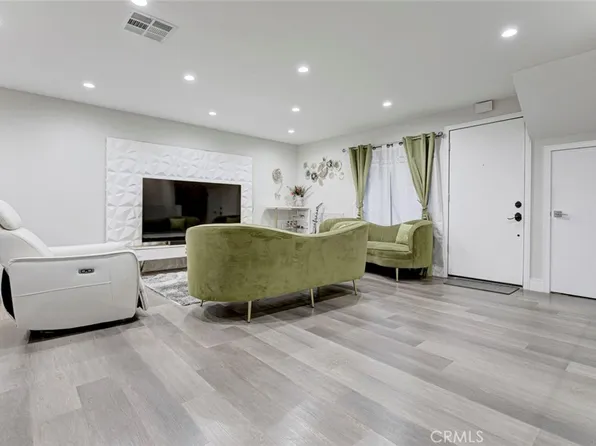 1881 Alpha Rd APT 17, Glendale, CA 91208