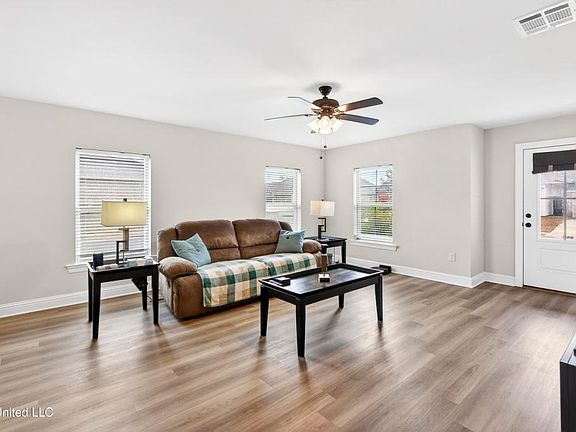 5th image of 18102 Evergreen Dr