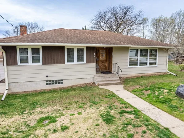 924 4th St, Reedsburg, WI 53959