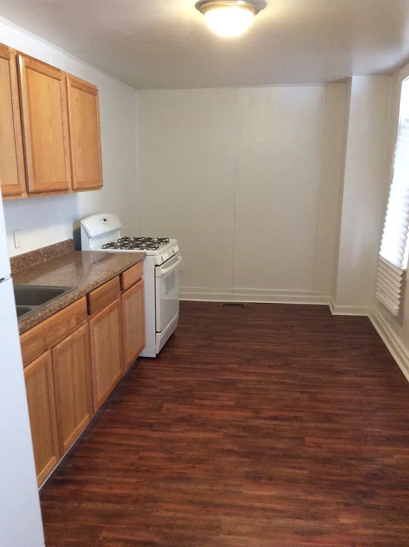 2 Bedroom 2 Floor Apartment, Parking, Pets Allowed-York City SD — Photo 3