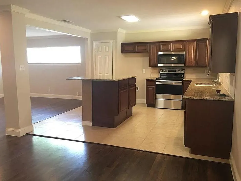 1914 Colony Dr — Photo 2