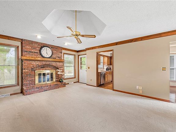 3rd image of 11424 N Woodland Ave