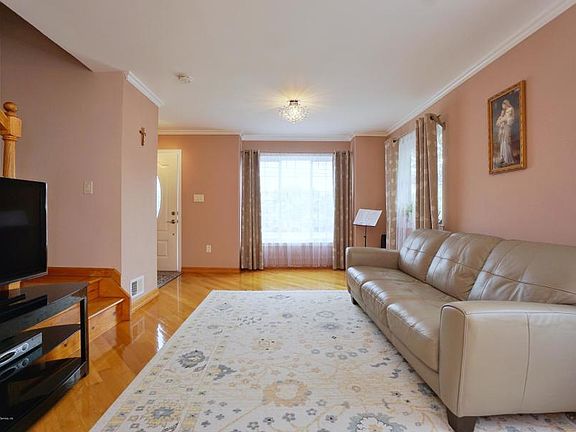 3rd image of 654 Seaview Ave