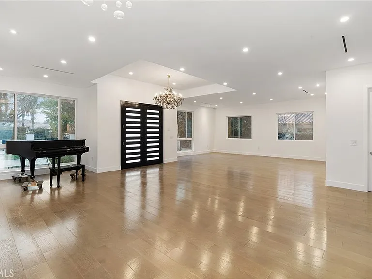22904 Calvert St — Photo 12