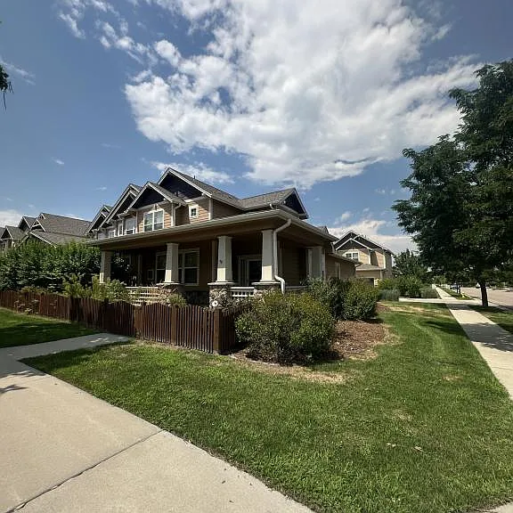 2122 Sandbur Dr — Photo 1