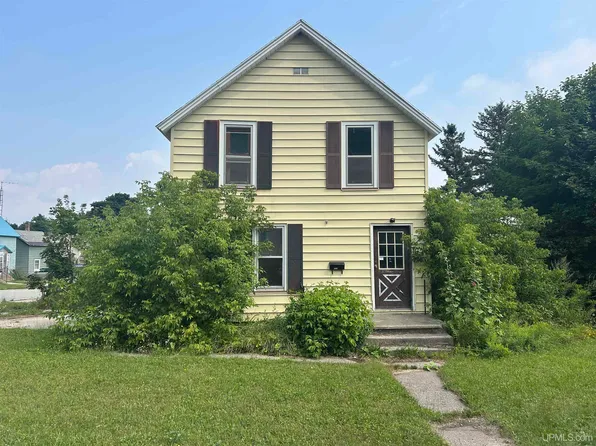 324 W Onota St, Munising, MI 49862