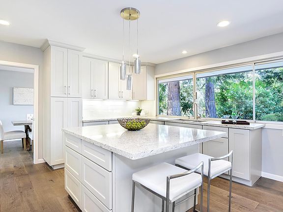 Island with easy access to dining