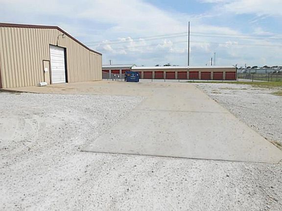 4th image of 1508 Weatherford Hwy