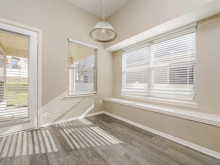 409 Creekview Dr — Photo 5