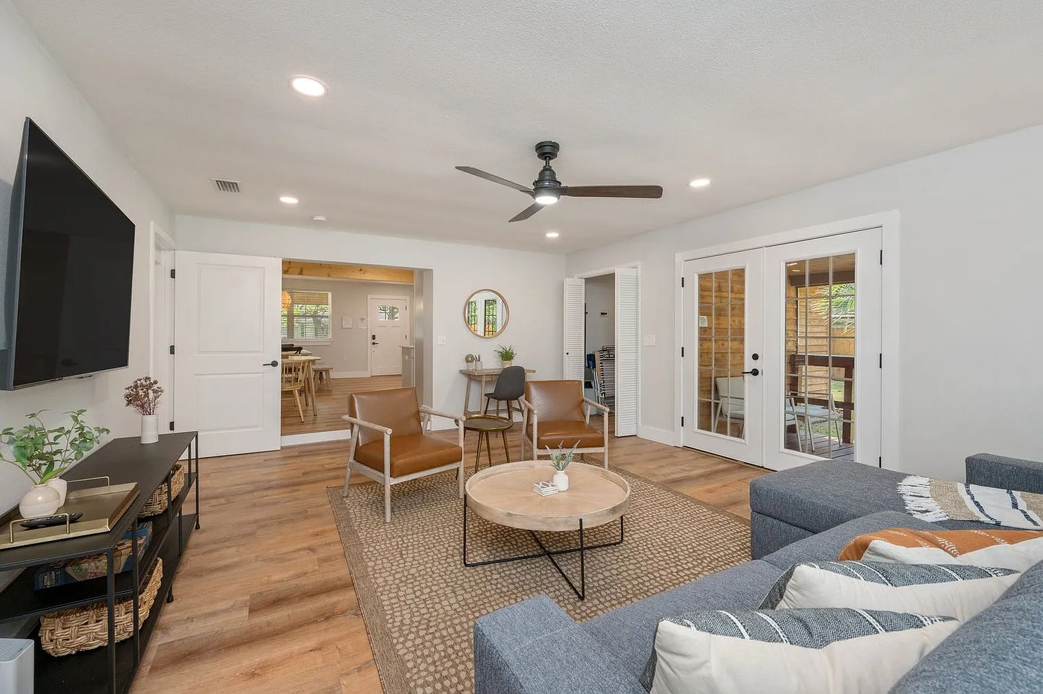 4 bed, 2.0 bath, 16953 sqft, $6,483 — Photo 4
