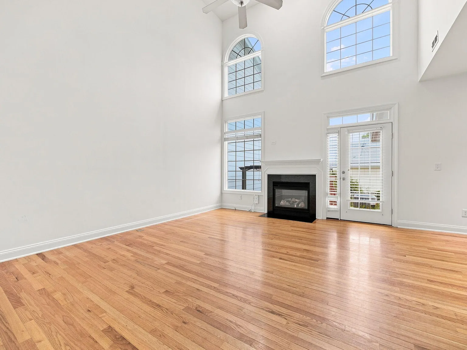 5 bed, 4.0 bath, 2700 sqft, $2,795 — Photo 4