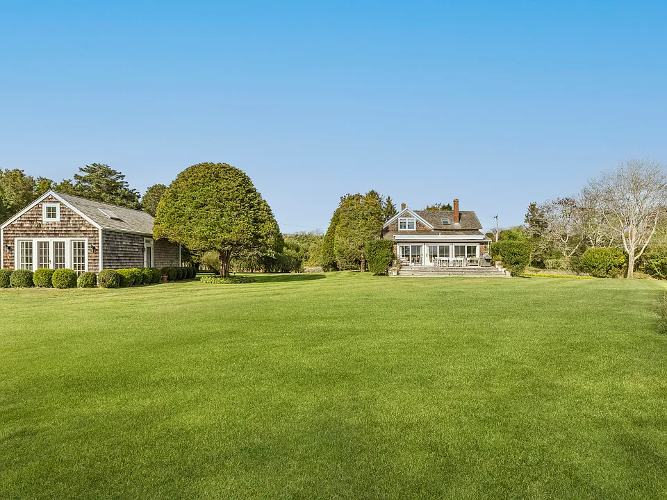 565 Hedges Ln