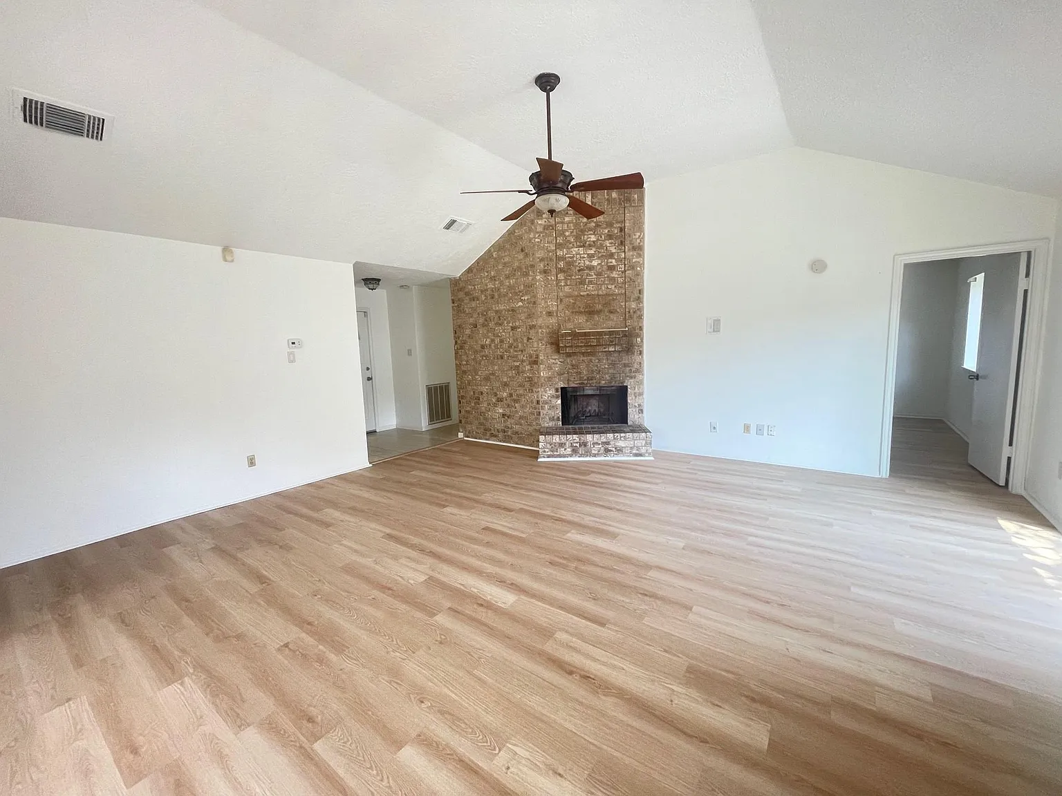 3 bed, 2.0 bath, 1431 sqft, $2,200 — Photo 2