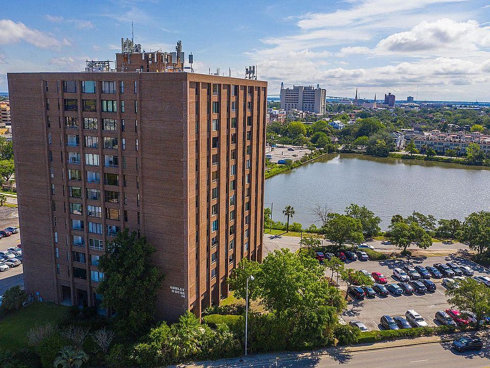 1st image of 14 Lockwood Dr #100