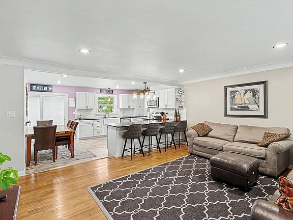 3rd image of 1025 Clausen Ave