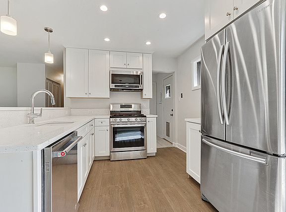 3rd image of 8731 W 167th Pl