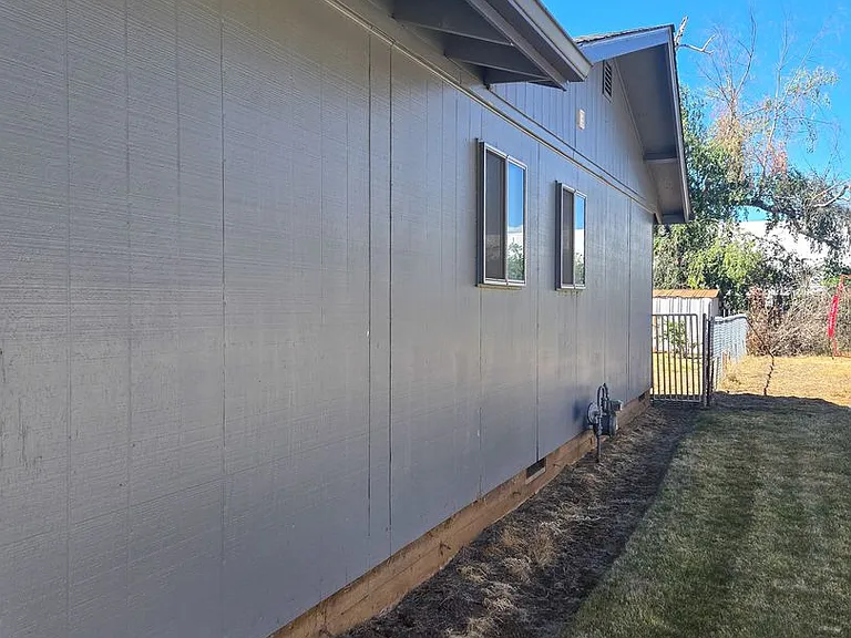 11613 Pacific Ct NE — Photo 16