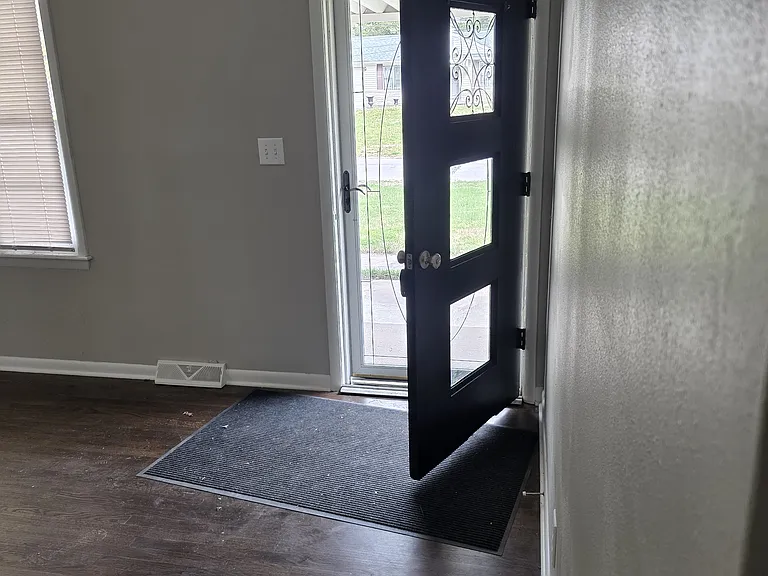 8718 Glenwood Ave — Photo 3