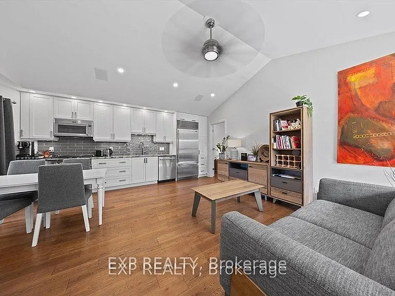 18 Ivylea St #B — Photo 3
