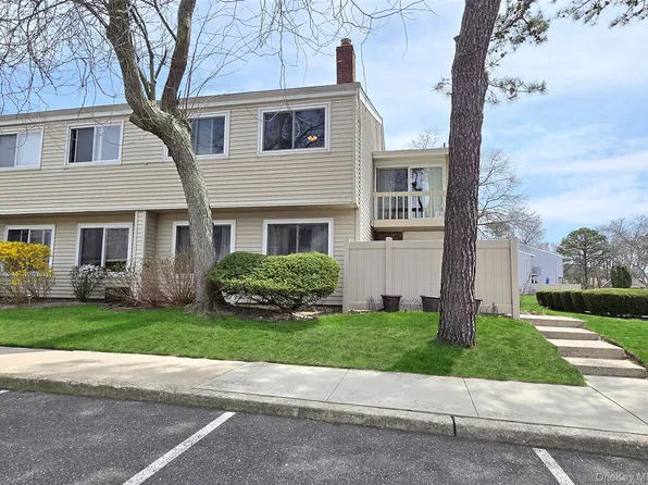 232 Springmeadow Drive #M, Holbrook, NY 11741