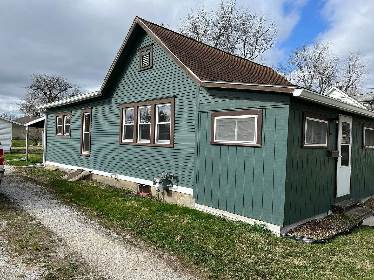 2 bedroom house, huge 2 car garage, large yard — Photo 4