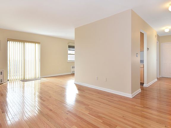 3rd image of 20 Secor Pl APT 6V
