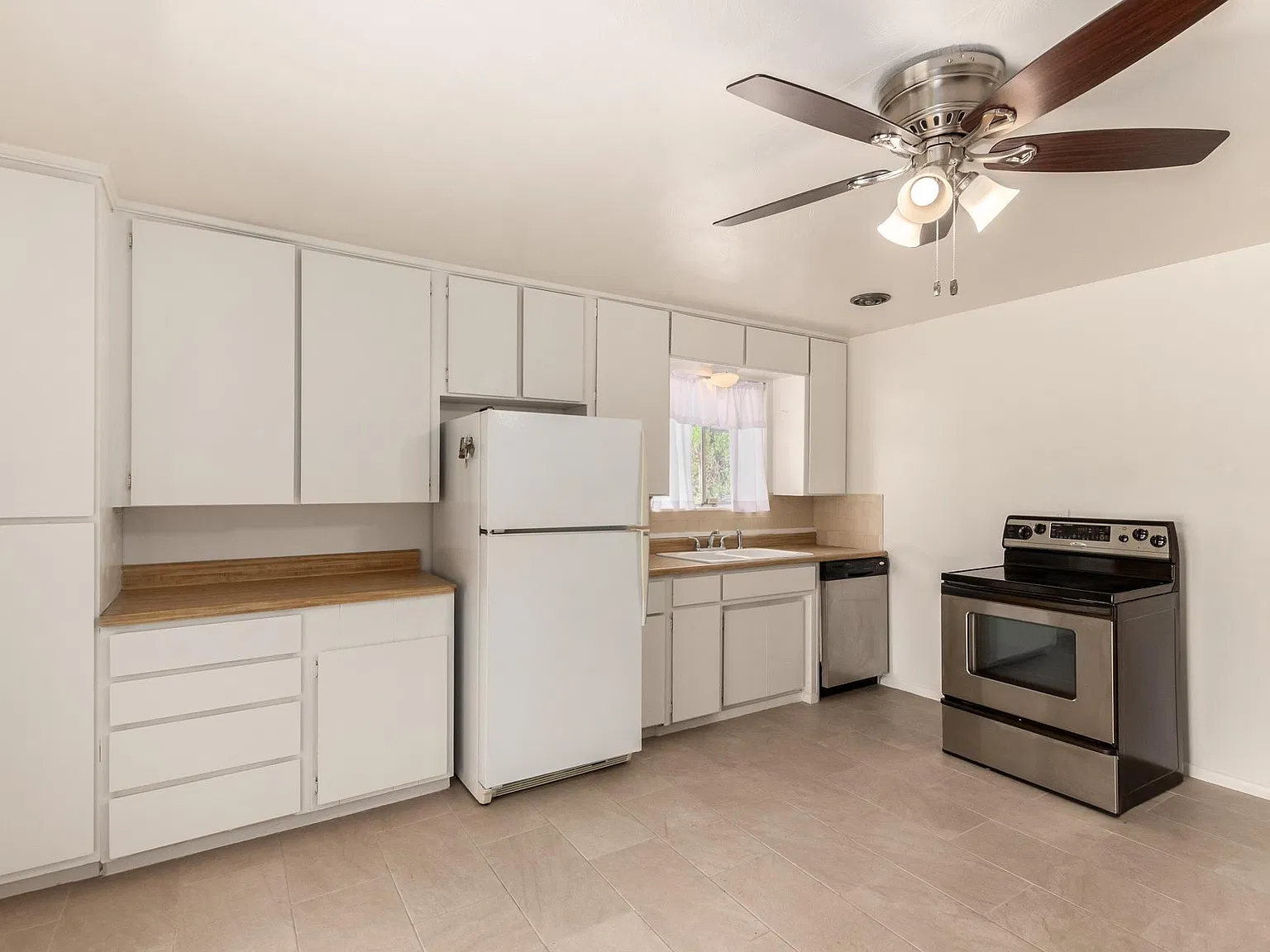 3 bed, 2023 sqft, $2,195 — Photo 4