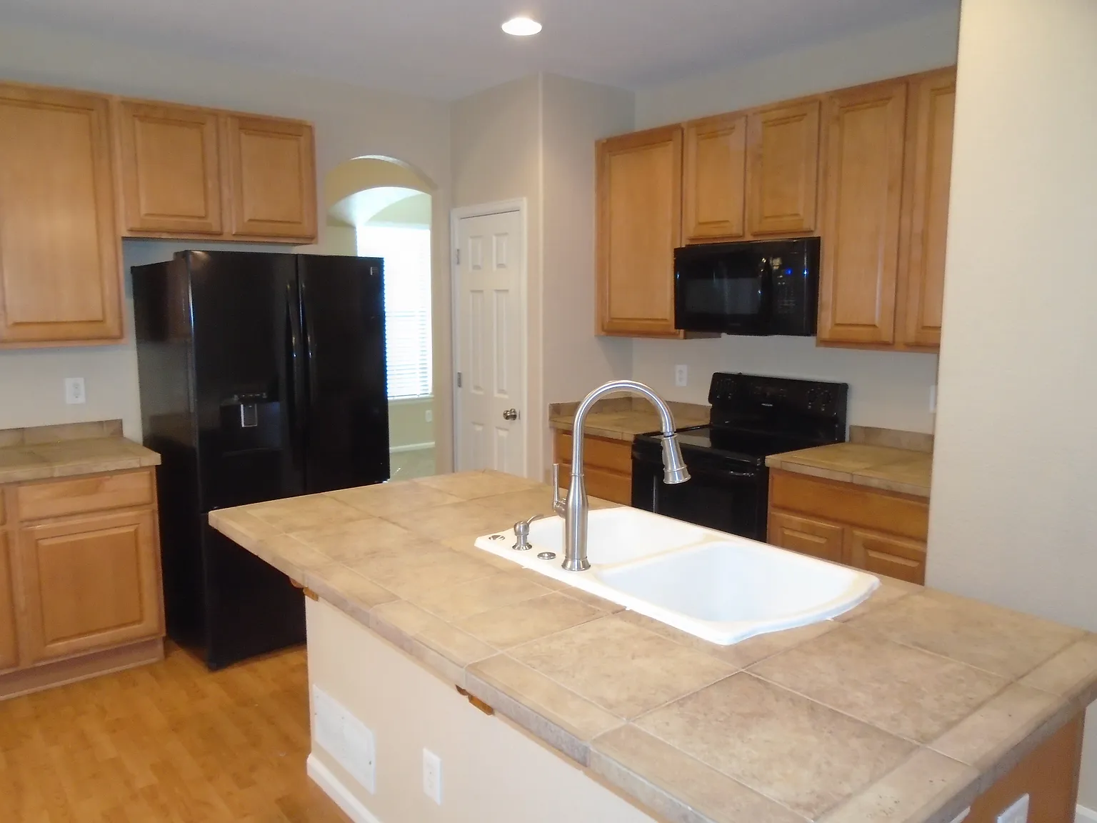 6 bed, 3.5 bath, 3850 sqft, $4,130 — Photo 3